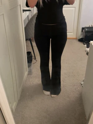 Svarta  yogapants - Säljer ett par svarta yogapants från Lager157 i storlek XS. Säljer pga att de ej används.