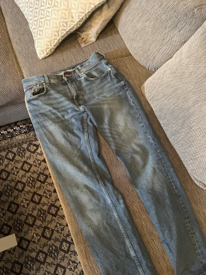 Herr jeans Tommy Hilfiger  - Blå herr jeans Tommy hilfiger. Slim modell. Storlek W30-L32. Använda enstaka gånger så mycket bra skick. 300kr. Finns i Mölndal och går bra att hämta. Kan också skickas men då står köparen för frakt. 