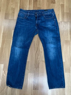Mörkblå raka jeans från G-Star RAW W36 L32 - Säljer ett par mörkblå jeans från G-Star RAW i rak modell. Jeansen har klassisk femficksdesign. Perfekta för en avslappnad och stilren look. W36 L32