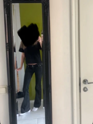 Blaze jeans lager 157 - Säljer jeans från Lager 157 i modellen blaze! Färgen är inte lika svart som helt nya jeans och har även sytt upp jeansen då de va alldeles för långa på mig! Jeansen passar någon som har storlek S-M i jeans och är 165-170 lång skulle jag säga!