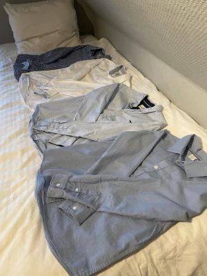 Skjortor - Säljer 4 stycken skjortor i bra skick i storlek 158 & 152. Kan också köpas separat. 4 för 150kr. 1 för 50kr. Vid frågor eller funderingar så tveka inte att höra av dig!😊