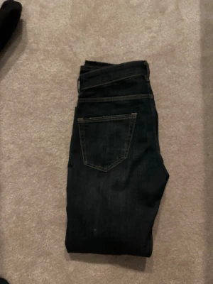 Jack and Jones jeans - Ett par asfeta r.d.d jeans från Jack and Jones, straight fit. Mått: Längd=105cm Midja=39cm Benöppning=17.5cm. Skriv om du hör några frågor eller vill ha fler bilder!