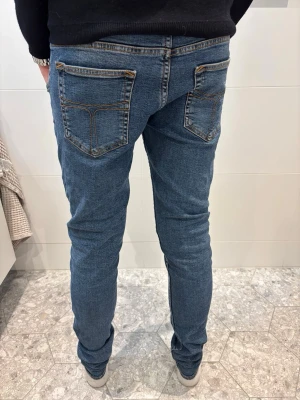 Tiger of Sweden jeans - Hej, säljer ett par blåa Tiger of Sweden jeans i fint skick. Storleken är: W28, L32. Dem går för endast 150:-(först till kvarn!!) Tack // Milo🙌💪