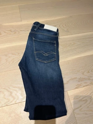 Replay Anbass jeans W28 L32 - Replay Anbass jeans W28 L32 – mörkblå slim fit 👖  Beskrivning: Säljer ett par stilrena Replay Anbass -jeans i mörkblå tvätt.Anbass -modellen är en populär slim fit-modell  🔹 Märke: Replay 🔹 Modell: Ambass 🔹 Midja: W28 🔹 Längd: L32 🔹 Färg: Mörkblå 🔹 Passform: Slim fit 🔹 Skick: Mycket fint skick  Inga hål eller fläckar. Skickas snabbt 📦  ⸻  Replay, Replay Ambass, ambass jeans, W28 L32, slim fit jeans, mörkblå jeans, premium denim, designer jeans, jeans herr, snygga jeans