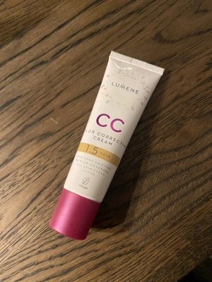 Lumene CC Cream 1.5 Fair - Lumene CC Color Correcting Cream i nyansen 1.5 Fair. Ger medium täckning och jämnar ut hudtonen. Tuben innehåller 30 ml. Passar alla hudtyper och har SPF 20. Vegansk formula. Endast testad 1 gång men färgen var fel 