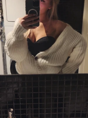 Stickad kofta - Jättefin stickad kofta från Nakd som är slutsåld på hemsidan. Nypris 499kr