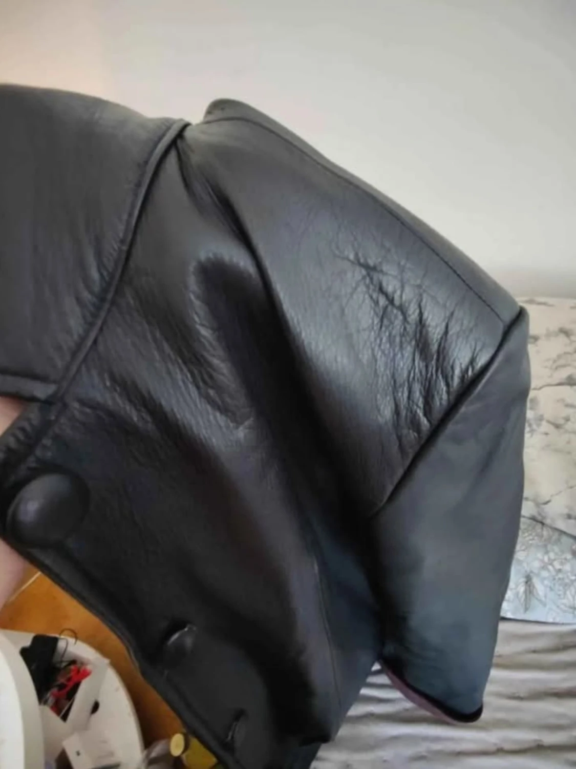 Lång svart skinnjacka med vinröda detaljer - 3