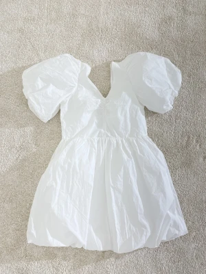 Vit klänning från Gina young  - Säljer denna fina klänning i storlek 146/152.Fin öppning i ryggen. Aldrig använd och har prislappen kvar.