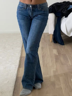 Blå jeans från Edikted - Säljer ett par snygga jeans från Edikted i storlek xs. Slutar precis under naveln. Är lite slitna längst ner på benet kan se på sista bilden.