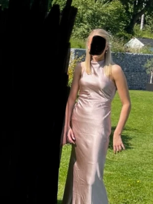 Champagnefärgad/rosa satin klänning - balklänning - Lång balklänning i champagnefärgad/rosa satin från bohoo. Med högre alls, Perfekt till bal.