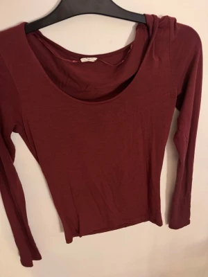 Långärmad röd tröja - Jätte fin långärmad tröja som är uringad. Storlek 32/34 vilket är xs/s jätte fin på och väldigt bra material, använt 1 gång så i mycket bra skick.