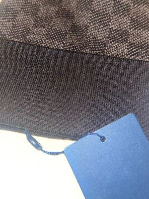 Svart och grå mönstrad mössa - Snygg mössa i svart och grått med diskret mönster och bred ribbad kant. Märke med liten logotyp framtill. Perfekt accessoar för kalla dagar och passar till de flesta outfits.