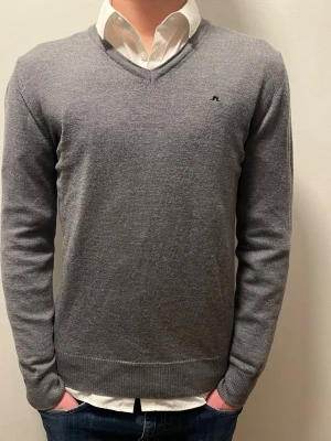 (S) J.Lindeberg Tröja Grå - Mycket bra skick. Sitter perfekt på S och lite tajt på M. Model längd 182 cm, 64 kg.                            