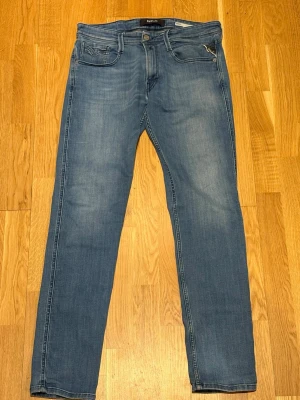 Replay  - Replay anbass w31 - jeans som passar året runt! Perfekta till alla outfits, oavsett om de är vardag eller fest. 