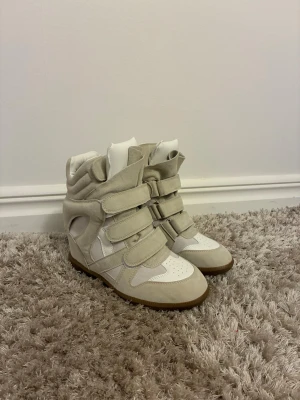 Isabel marant skor beige - Isabell marant skor beige , kommer i helt ny skick , tyvärr utan låda , kom med frågor eller funderingar