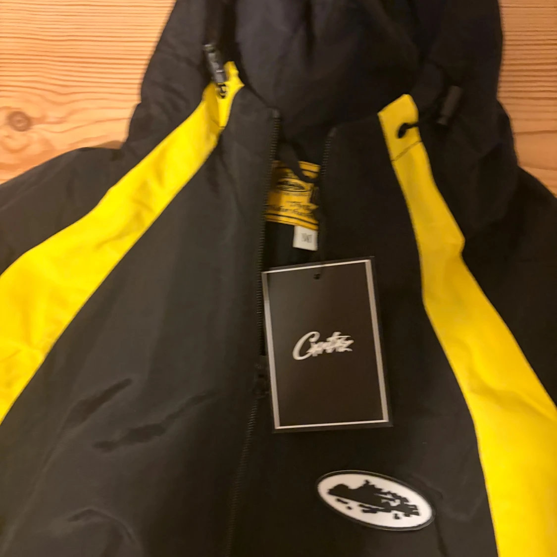 Svart och gul vindjacka från Corteiz - 2