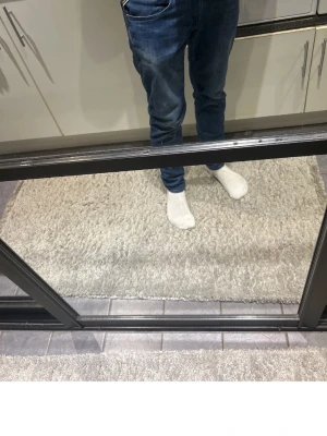 Blå Replay jeans slim fit - Snygga blå jeans från Replay med klassisk femficksdesign och diskreta slitningar framtill. Jeansen har smal passform och normal midja, perfekta för en stilren och avslappnad look. Tillverkade i mjukt jeanstyg för skön komfort. Stl: 29-30