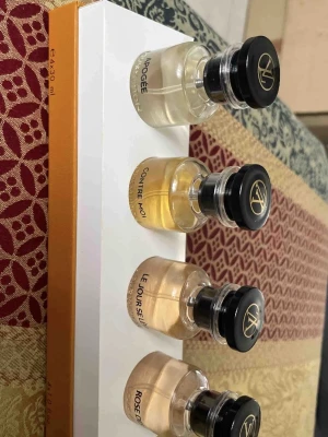 Louis Vuitton parfymset 4x30ml  - Exklusivt parfymset från Louis Vuitton med fyra olika dofter: Apogée, Contre Moi, Le Jour Se Lève och Rose des Vents. Flaskorna är genomskinliga med svarta lock och guldiga detaljer, och kommer i en elegant orange presentask.