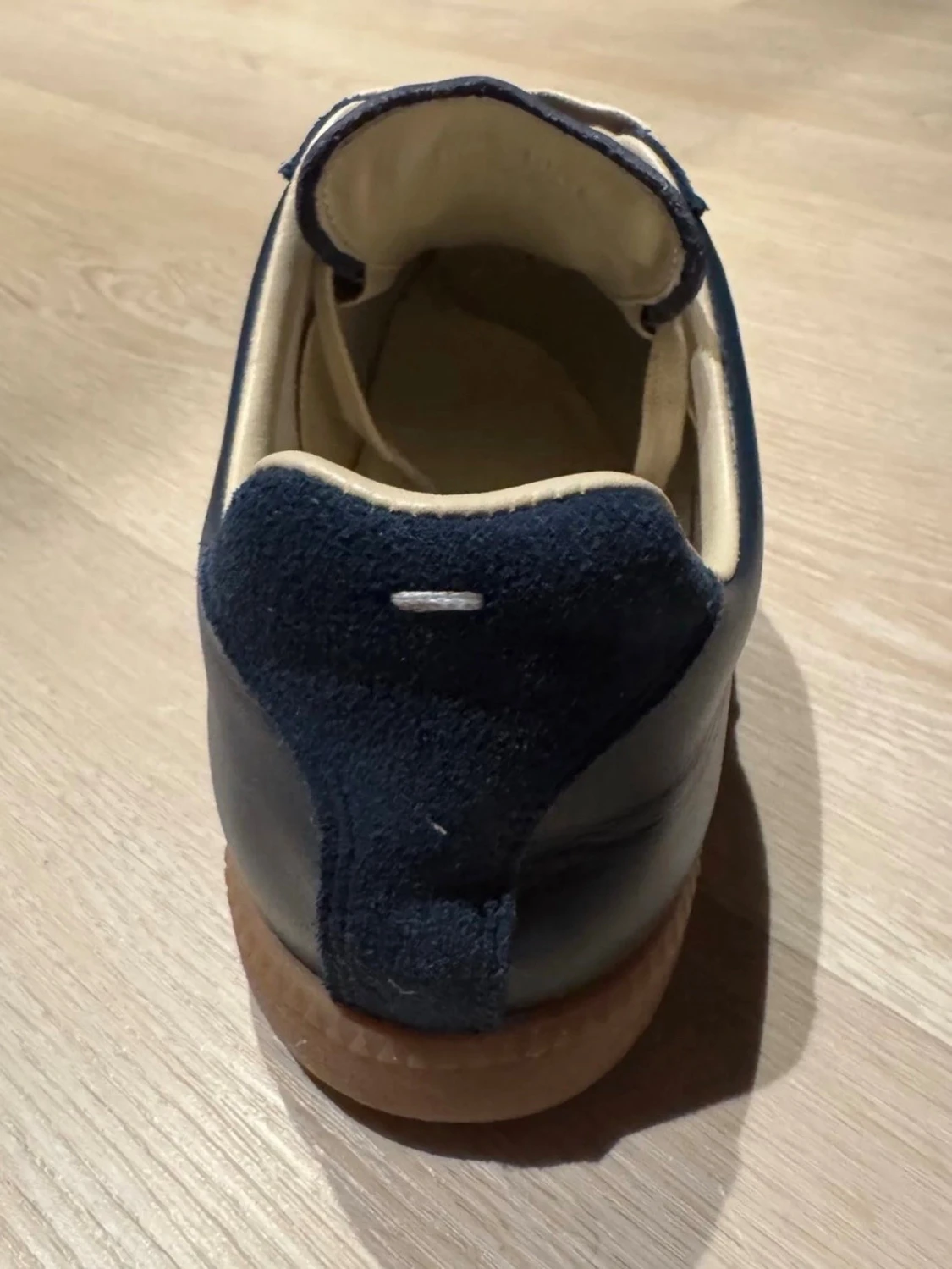 Mörkblå sneakers med beige sula - 2