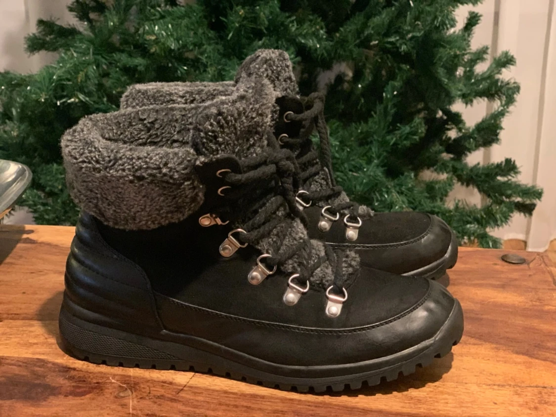 Svarta kängor med fuskpäls och snörning - 1