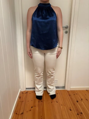 fest topp - super fin blå färg, perfekt till fest, glansig