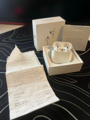 Apple AirPods 4 Active Noise Cancellation(ANC) - Apple AirPods 4 (ANC) Vänster AirPod är helt ny eftersom jag tappade bort den gamla och köpte en helt ny bara använd 1-2 gånger men höger AirPod är använd sen februari 2025, annars väldigt bra skick, box kvitto och allt original följer såklart med, dem är självklart äkta kvittot följer med när jag postar dem. Inga defekter funkar helt perfekt dem är inte sönder någon stans, bara lite repor här och var som inte skadar produkten. Hitta appen och allt funkar jag koppar såklart av mig innan jag skic