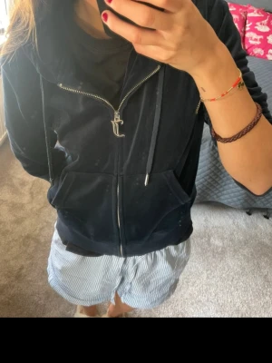 Mörkblå Juicy Couture kofta  - Snygg mörkblå hoodie från Juicy Couture 
