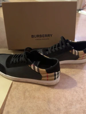 Burberry skor - Burberryskor, storlek 44 cond 8-10 behöver endast en liten rengöring som kan göras innan frakt om ni vill de. Mvh 