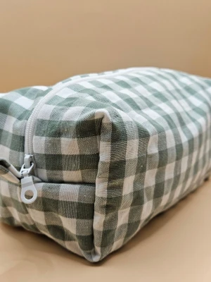 Grönrutig necessär  - Egensydd Grönrutig necessär i bomullstyg med dragkedja. Mäter 22x12x8cm 🌸 