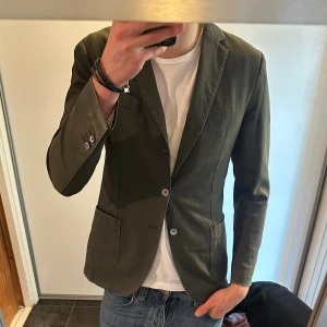 Mörkgrön kavaj  - Snygg, säljer då den tyvärr är för liten. Storlek L. Dyrt nypris därav priset 