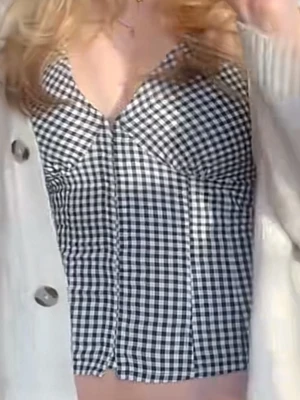 Rutig topp - Söt rutig topp. Man knyter banden runt nacken. Den är dessutom lite som en korsett. Kontakta för frågor eller fler bilder🌸❤️xs/s