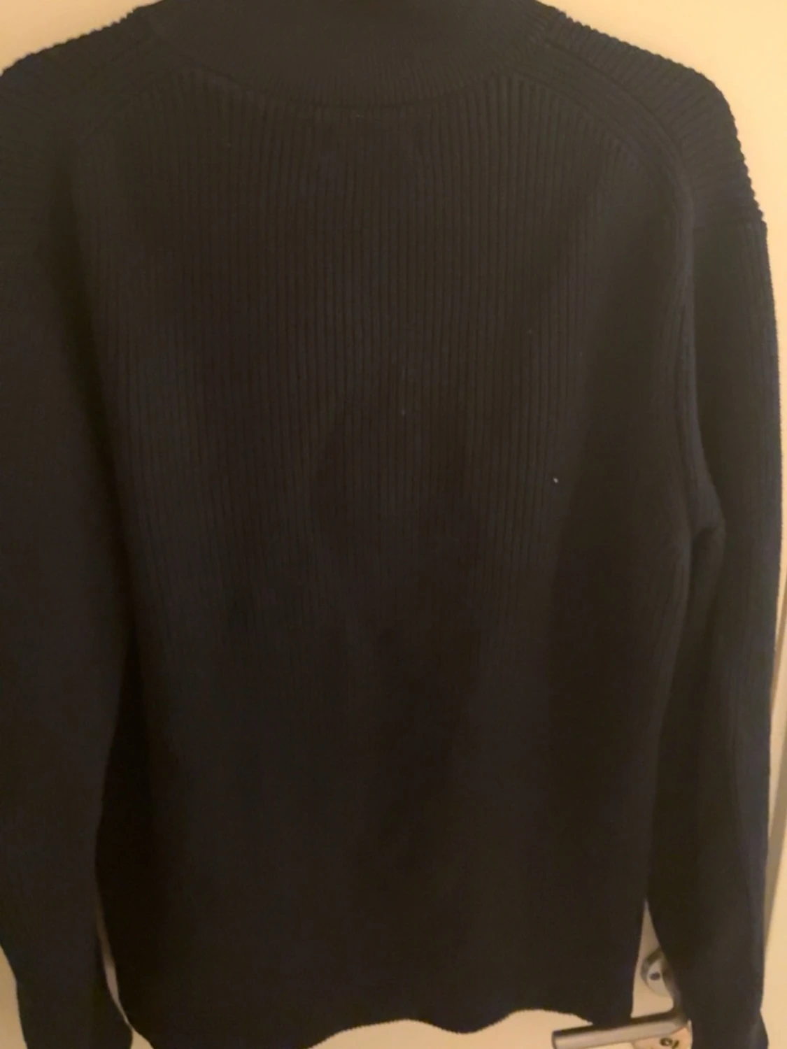 Svart stickad ziptröja från Riley - 1