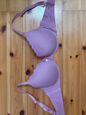 lila/rosa bh - med en rosett från hunkemöller, STOLEK 80D