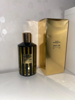 Mancera aoud line - Mancera Aoud Line är en djup och kraftfull unisexparfym med tydlig oud-karaktär. Den doftar varmt och träigt med inslag av ros, vanilj och bärnsten, vilket ger en mörk, elegant och lyxig känsla. En intensiv doft som passar bra för kvällar och kallare väder.