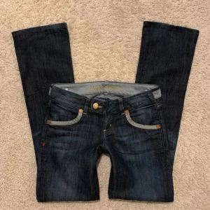 Mörkblå bootcut jeans från Guess - Snygga mörkblå bootcut jeans från Guess med logga på bakfickan!🥰