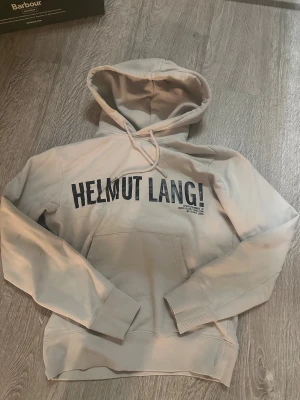 Beige/vit hoodie från Helmut Lang - Jag säljer just nu denna Snygga beige/vita hoodien från Helmut Lang. Hoodien är i bra skick men vid frågor och funderingar kontakta gärna mig!
