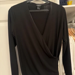 Svart omlottopp från Lindex - Svart omlottopp från Lindex i storlek xs