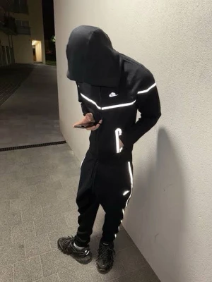 Svarta mjukisbyxor från Nike med reflex - Nike tech reflex, Stl M riktigt fett dress. Har du byten hör av dig. 