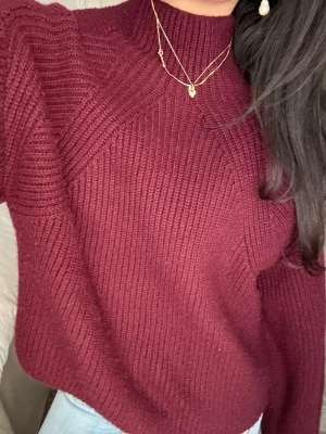 Vinröd stickad tröja  - Säljer denna vinröda stickade tröja med liten krage  fårn H&M storlek XS🥰