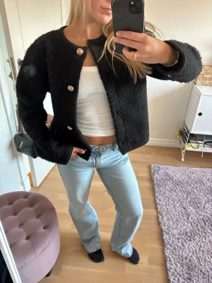 Kofta/jacka - Så fin kofta/jacka från Gina tricot i storlek 158/164, men passar någon med storlek xs/s💗