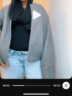 Grå teddyjacka med dragkedja - Mysig grå teddyjacka med oversized passform och dragkedja framtill. Jackan har en enkel design utan synliga loggor och är tillverkad i ett fluffigt teddy-material som ger en avslappnad och trendig look. Perfekt att slänga på sig över en hoodie eller t-shirt.