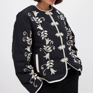 Svart broderad jacka från NA-KD - Pris kan diskuteras och prutas. Använd 3 gånger, helt ny, köpt för 1000