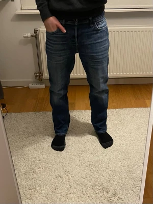 Mörkblå jeans Jack&Jones - Snygga mörkblå jeans från Jack&Jones med slim fit. Perfekta för en avslappnad och trendig look.         Storlek: W29 L30 Model: Tapered/Mike                       Ställ gärna frågor om du har några funderingar