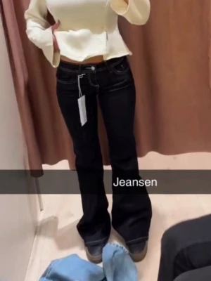 Gina jeans! - Mörkblå jeans med vita sömmar! Uppklippa så passar mig som är 163 cm typ, knappt anvönda. Storlek 32