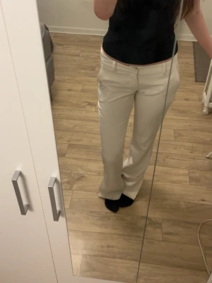 Vita kostymbyxor från BikBok - Snygga vita kostymbyxor från BikBok i rak modell. Byxorna har en dold knäppning. Fint skick! Nypris 499kr.