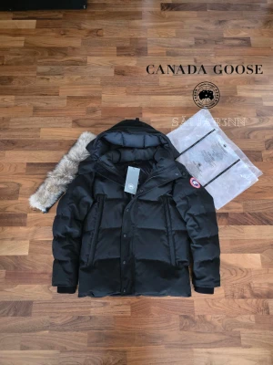 Canada Goose Wyndham Parka  - ❤️ Canada Goose Wyndham Parka Red Label – Svart (M) ❤️ Exklusiv och mycket varm vinterjacka från Canada Goose i Red Label-utförande med röd emblem och stilren premiumdesign. Mycket fint skick och redo för att skickas ut! Perfekt för nordiskt klimat med tjock dunfyllning, skyddande huva och djupa dragkedjefickor. En lyxig och praktisk vinterfavorit.  📦 Snabb leverans – skickas samma dag 📩 (såvida inga hindr.) Skriv vid intresse