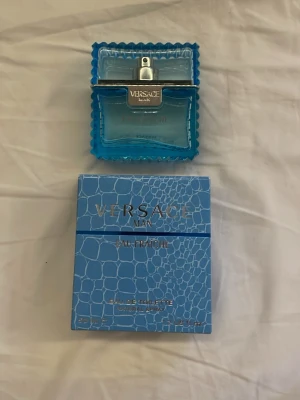 Versace Man Eau Fraîche EdT 50ml - Fräsch parfym från Versace, Man Eau Fraîche. Kommer med matchande blå kartong med krokodilskinnsmönster. Ungefär 46-47 ml kvar. (knappt använt) Har kvitto om det skulle behövs. Kan pruta lite