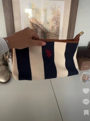 polo väska  - så fin somrig väska/clutch liknande. använd någon enstaka gång. pris går att diskutera och har rabatter vid köp av bundles 💓