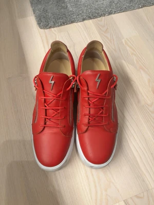 Giuseppe Zanotti ”Frankie” Low - Härliga skor men tröttnat på dom. Kalvskinn upper + gummisula, original pris ca 6000kr