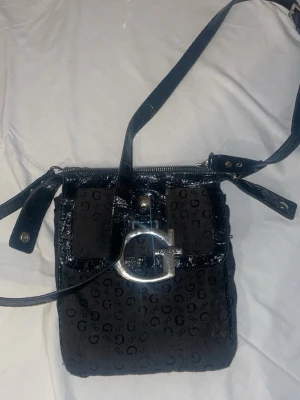 Svart axelväska från Guess - Snygg svart axelväska från Guess. 